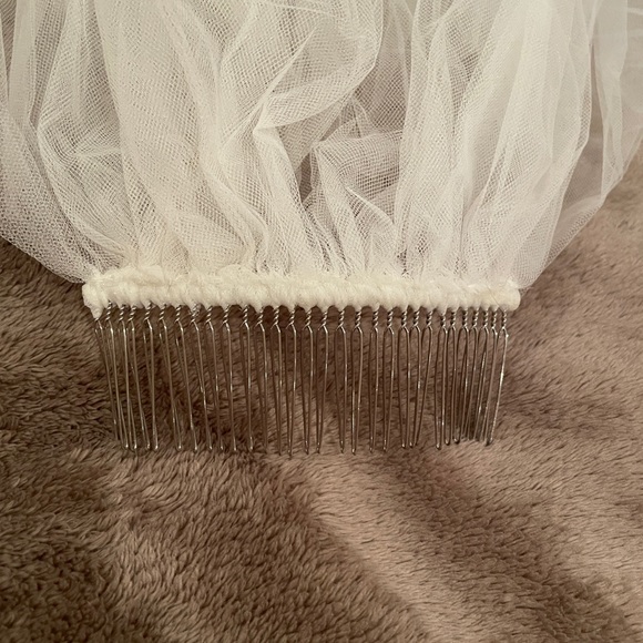 Two tiered wedding veil with ivory trim. - Picture 2 of 2